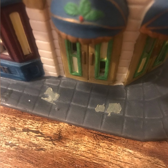 Dept 56 Christmas in the City Hollydale’s - Picture 4 of 5